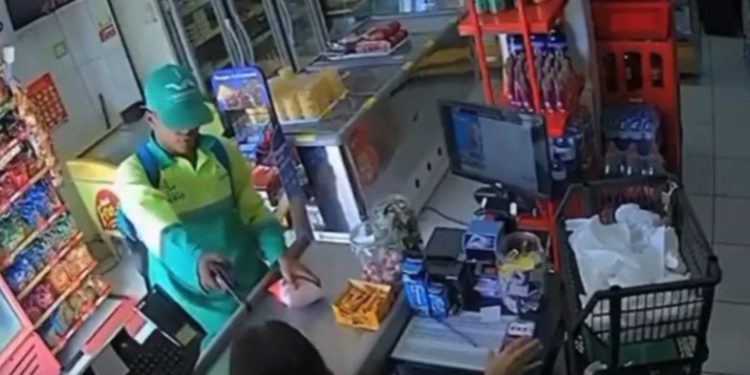 Vídeo: vestido de gari, bandido puxa arma dentro da padaria: ‘vou largar bala’