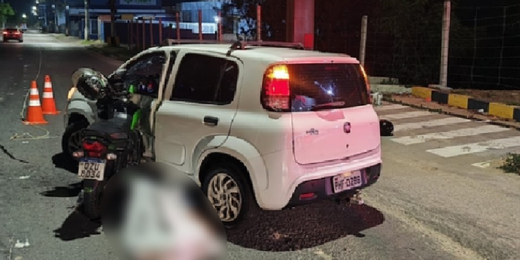 Motociclista m0rr3 na hora ao bater em Uno na Zona Leste de Manaus
