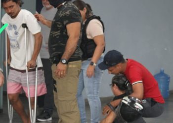 Mãe chora e desmaia após abraçar filho preso por homicídi0 em Manaus 