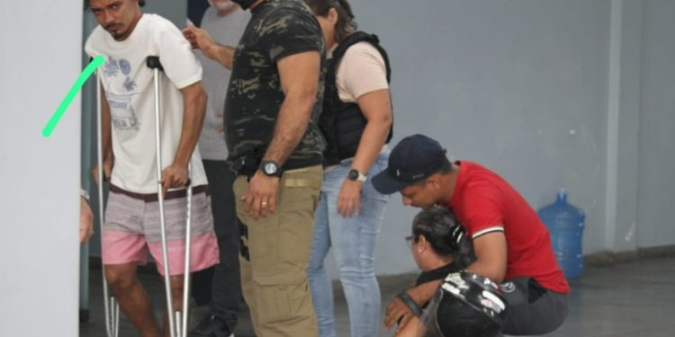 Mãe chora e desmaia após abraçar filho preso por homicídi0 em Manaus 