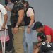Mãe chora e desmaia após abraçar filho preso por homicídi0 em Manaus 