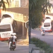 Vídeos: Na ‘ladeira da m0rte’ onde mulher foi vítima, micro-ônibus invade garagem em Manaus