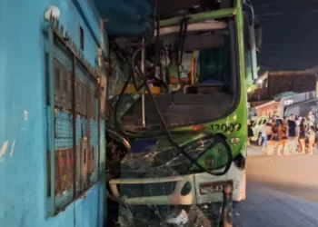 Casa e veículos são atingidos por ônibus da Via Verde na Compensa