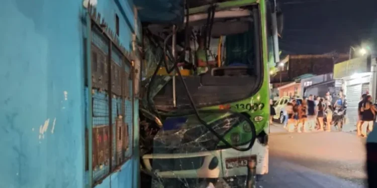 Casa e veículos são atingidos por ônibus da Via Verde na Compensa
