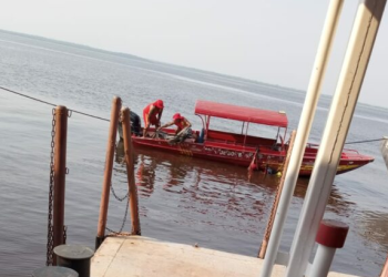 Familiar grita inconformada ao ver c0rpo sendo retirado da Orla do São Raimundo; veja