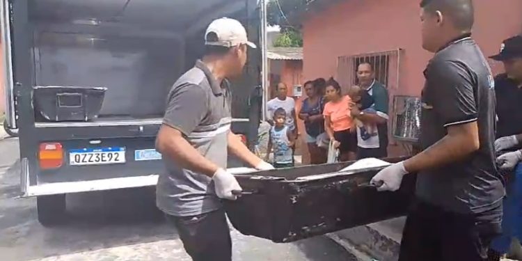 Menina autista de 10 anos que viu a m0rte dos pais adotivos em Manaus aponta um suspeito