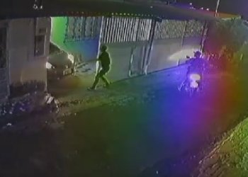 Veja vários homens rendendo família no Japiim e roubando carro; vídeo