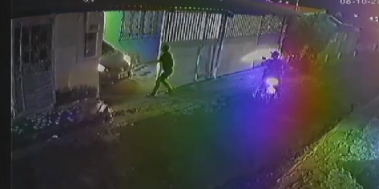 Veja vários homens rendendo família no Japiim e roubando carro; vídeo