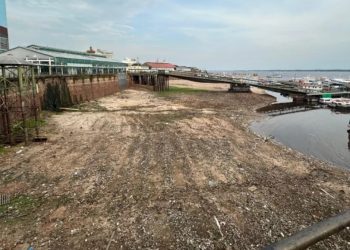 Rio Negro atinge a maior seca da história de 121 anos de medição