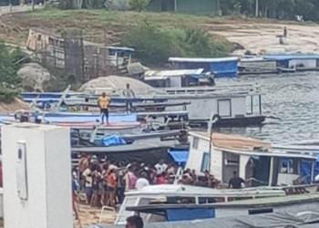 Brincando em canoa, menino de 2 anos cai de popa e m0rr3 no Amazonas