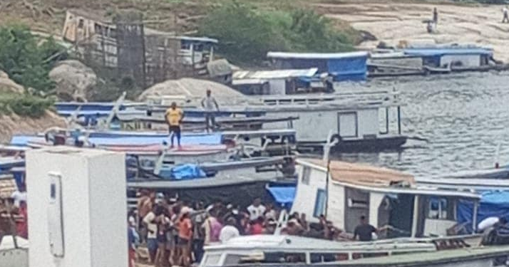 Brincando em canoa, menino de 2 anos cai de popa e m0rr3 no Amazonas