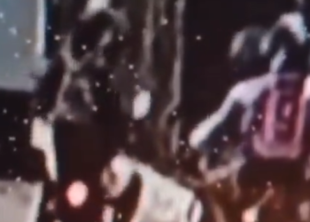 Vídeo: Mesmo sem reagir, passageira de motociclista leva t1r0 na barriga de ladrã0 no Novo Israel