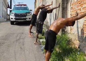 Vídeo: veja PM chegando e salvando homem vítima do tribunal do crime em Manaus