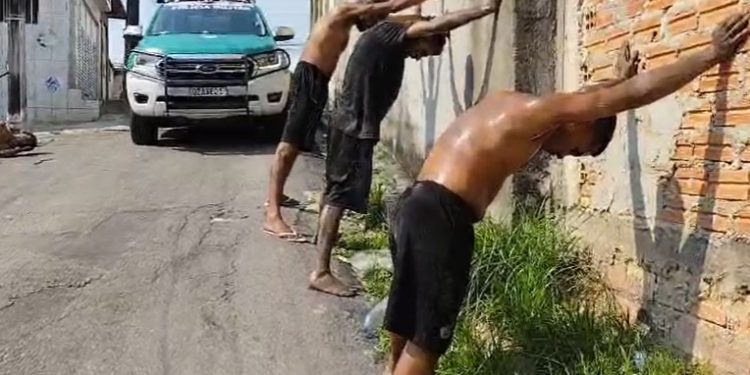 Vídeo: veja PM chegando e salvando homem vítima do tribunal do crime em Manaus
