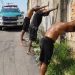 Vídeo: veja PM chegando e salvando homem vítima do tribunal do crime em Manaus