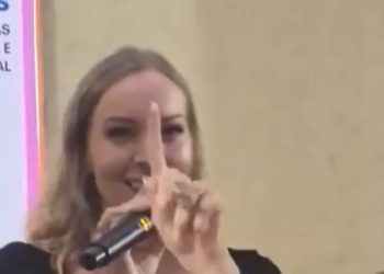 Vídeo: professora sobe na mesa para cantar funk ‘Educando com o c’ na Universidade Federal