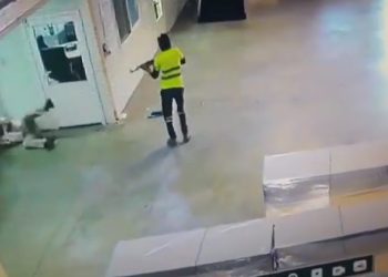 Funcionário é demitido, se irrita e mat@ o patrão; veja o vídeo