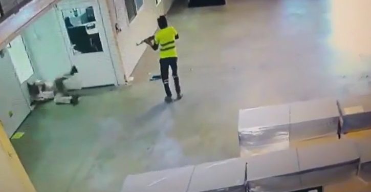 Funcionário é demitido, se irrita e mat@ o patrão; veja o vídeo