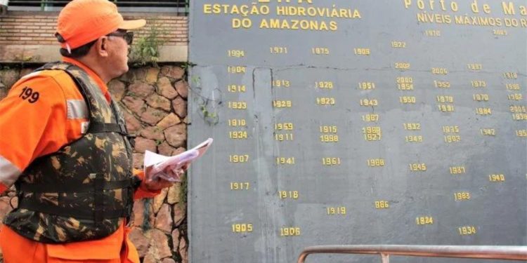 Rio Negro está a 21 cm de novo recorde histórico em Manaus