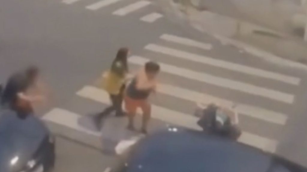 Vídeo: Mulher não aceita o término e tenta mat@r o marido no meio da rua com uma faca