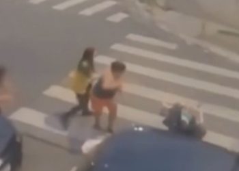 Vídeo: Mulher não aceita o término e tenta mat@r o marido no meio da rua com uma faca