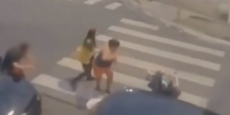 Vídeo: Mulher não aceita o término e tenta mat@r o marido no meio da rua com uma faca