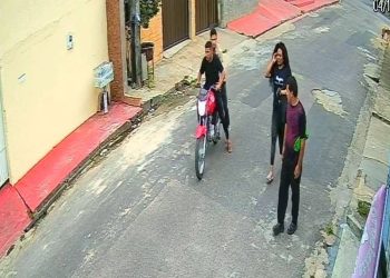 Câmera filma casal sendo assaltado por dupla de moto na zona leste de Manaus; veja