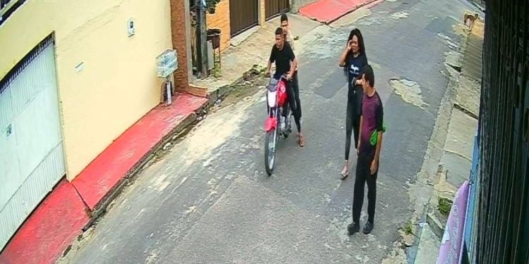 Câmera filma casal sendo assaltado por dupla de moto na zona leste de Manaus; veja