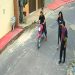 Câmera filma casal sendo assaltado por dupla de moto na zona leste de Manaus; veja