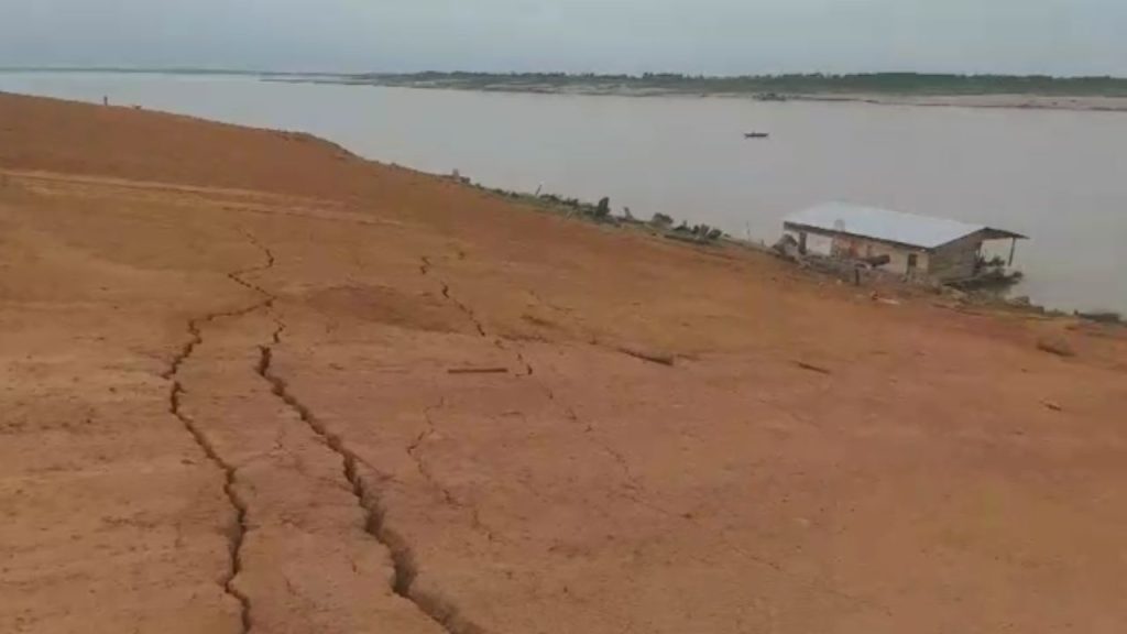 Vídeo mostra terra rachada dias antes do desbarracamento em Manacapuru: 'Nosso porto tá quebrando'