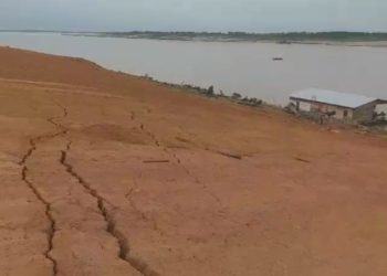 Vídeo mostra terra rachada dias antes do desbarracamento em Manacapuru: 'Nosso porto tá quebrando'