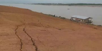 Vídeo mostra terra rachada dias antes do desbarracamento em Manacapuru: 'Nosso porto tá quebrando'