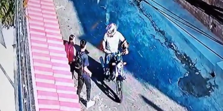 Vídeo mostra assaltante do Tancredo Neves roubando celular de estudante; moradores clamam por segurança