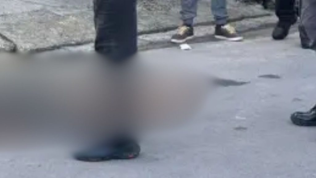 Motoqueiro cai no meio da rua e morre misteriosamente no bairro Tarumã