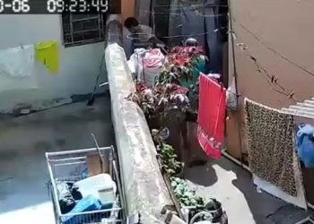 Vizinhos chamam a polícia após pai ser gravado batendo no filho autista com vassoura; veja