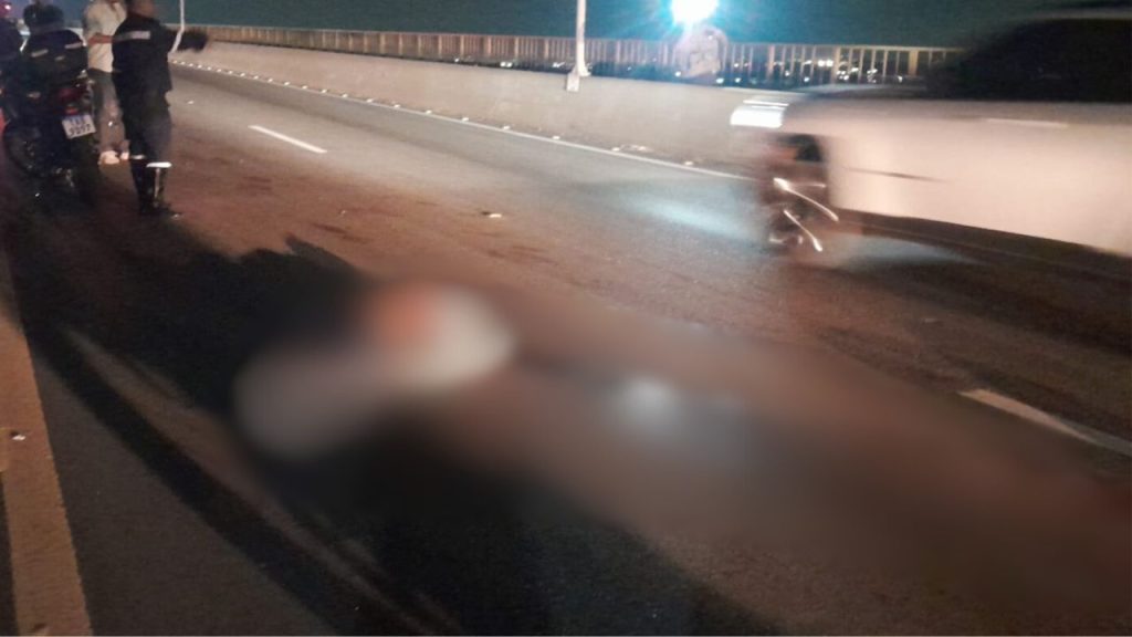 Vídeo: Homem tenta atravessar a rua correndo e morre atropelado na Ponte do Rio Negro