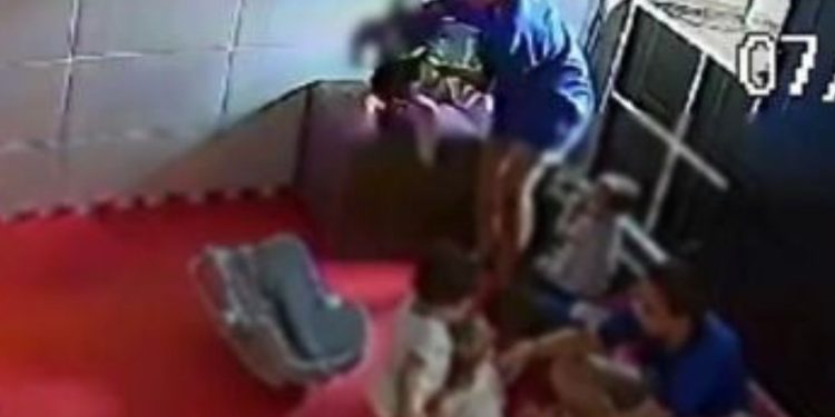 Vídeo mostra professora mordendo bebe de um ano em berçário