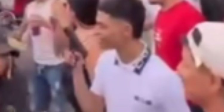 Vídeo: Polícia procura por jovem que foi flagrado dançando com arma na mão em Manaus
