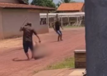 Vídeo mostra mulher sendo atac@da por idoso com terçado no meio da rua