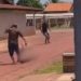 Vídeo mostra mulher sendo atac@da por idoso com terçado no meio da rua