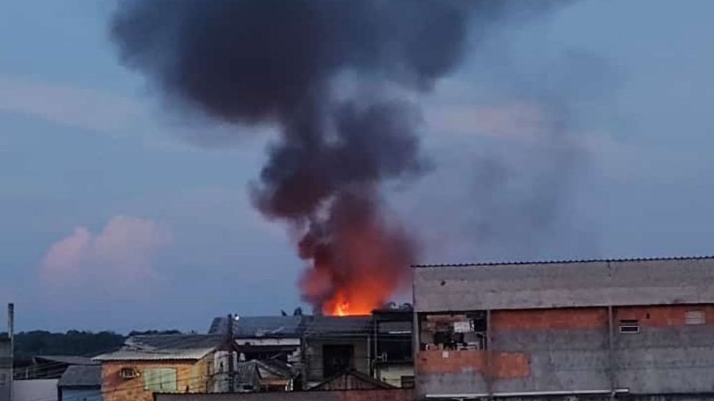 Família fica sem nada após casa pegar fogo na zona sul de Manaus; veja os vídeos