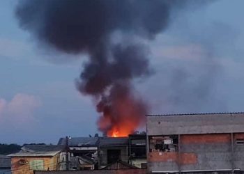 Família fica sem nada após casa pegar fogo na zona sul de Manaus; veja os vídeos
