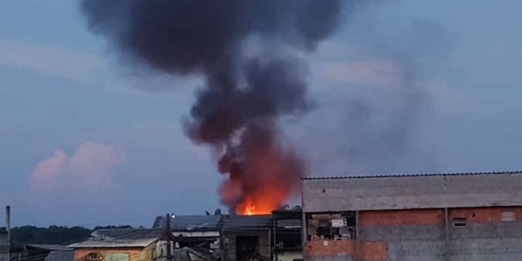 Família fica sem nada após casa pegar fogo na zona sul de Manaus; veja os vídeos