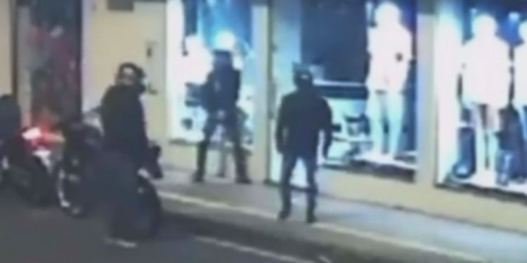 Vídeo: Loja do Alvorada é roubada durante a noite e criminosos causam prejuízo de R$ 20 mil