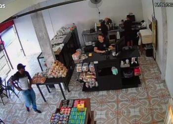 Vídeo: Bandido invade padaria com faca na mão, mas sai de mãos vazias após não achar dinheiro em Manaus