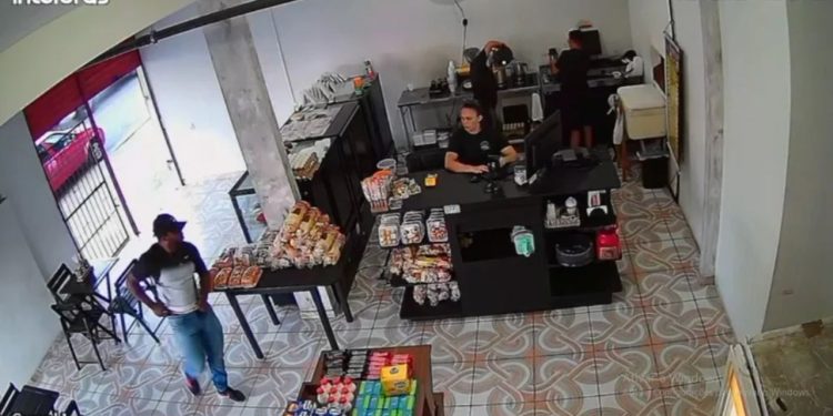 Vídeo: Bandido invade padaria com faca na mão, mas sai de mãos vazias após não achar dinheiro em Manaus