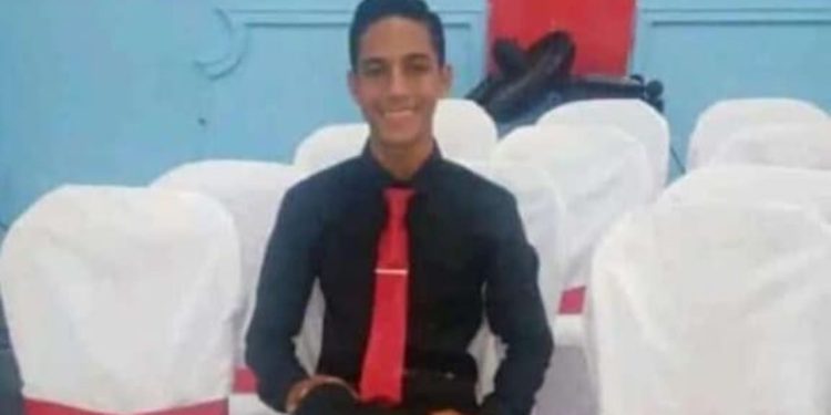 Vídeo: Bombeiros acham corpo de jovem que morreu afogado durante naufrágio no Amazonas