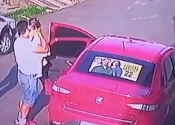 Vídeo mostra bandidos roubando carro de motorista que estava com a filha no banco de trás em Manaus