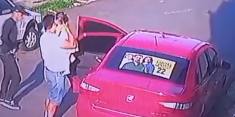 Vídeo mostra bandidos roubando carro de motorista que estava com a filha no banco de trás em Manaus