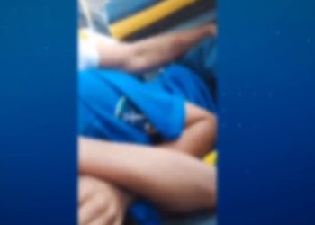 Vídeo: Abraçada com a mãe, menina chora de medo durante tiroteio entre criminosos e PM